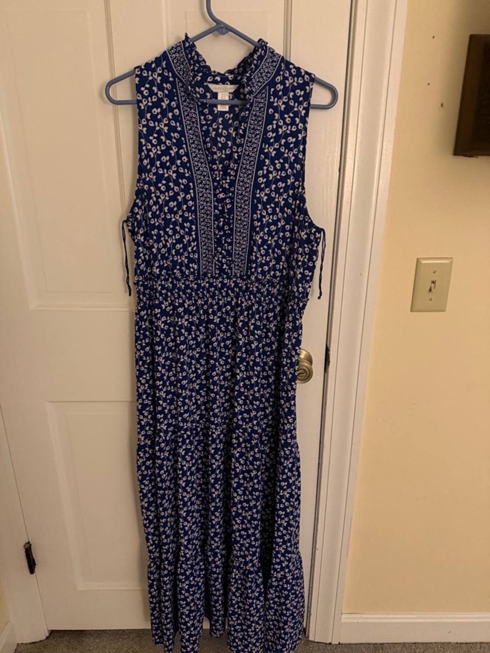 London Times Blue and White Sleeveless Floral Maxi Dress